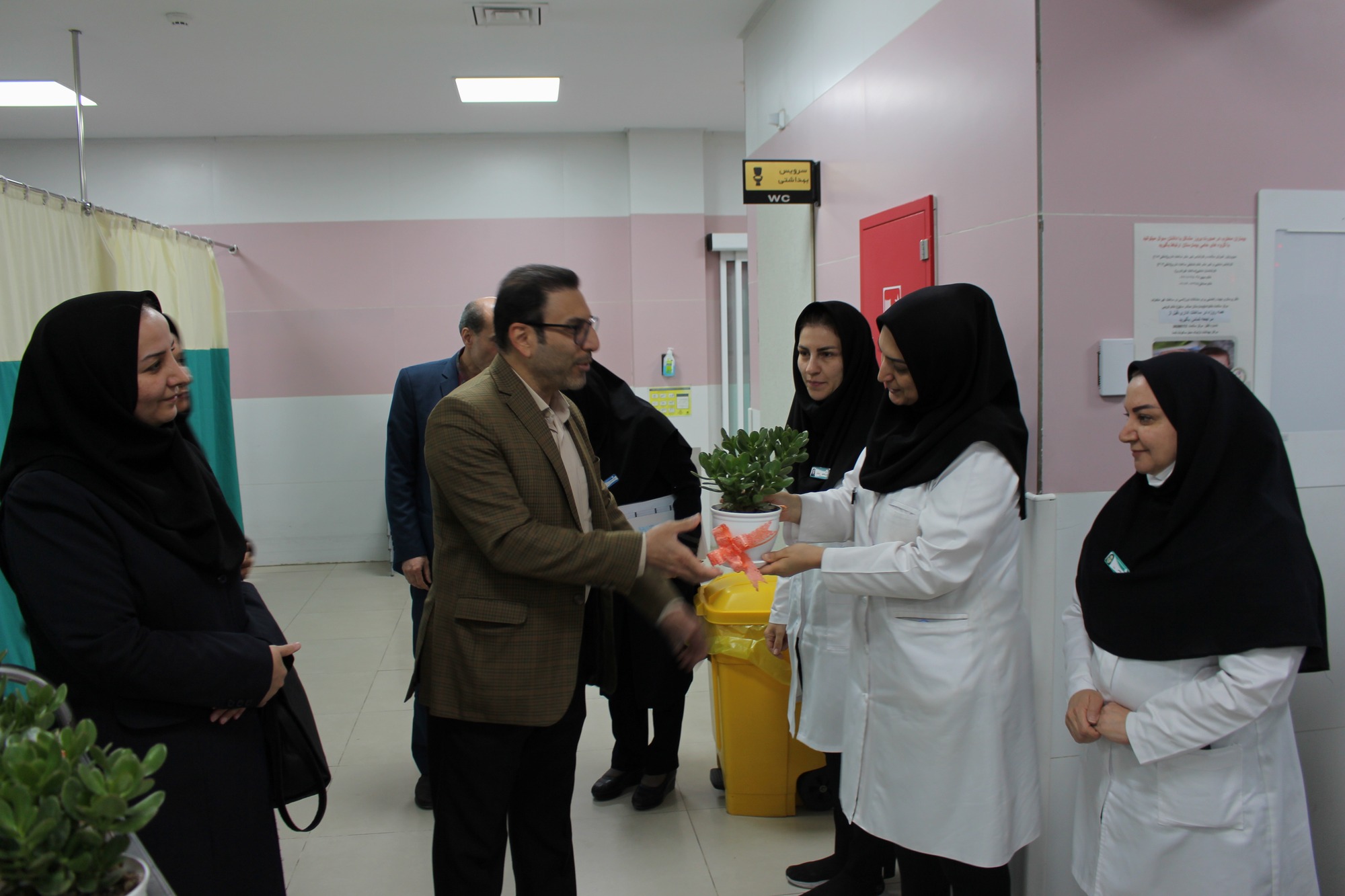 بازدید معاون درمان از بخش‌های مامایی بیمارستان فاطمیه به مناسبت روز ماما